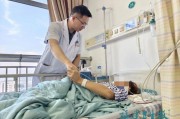 惊魂逆转！19岁大学生低头习惯险致终身瘫痪，医生紧急致命风险
