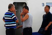 红绿灯下的自由边界：从一场意外看公共空间的权利博弈