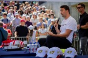 美国持枪权倡导者柯克演讲时遇刺身亡 非公职身份何以享降半旗哀悼
