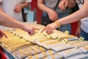 “沙金”首饰惊人黑幕：成本仅10元，售价翻十倍，健康风险超标千倍！