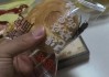 活蟑螂惊现密封袋装面包内！消费者回应质疑；品牌与厂家发声